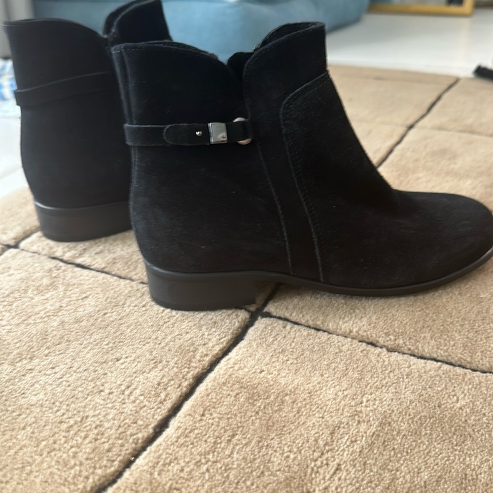 La Canadienne Black Sicilia Waterproof Suede Buckle Ankle Booties Size 5 US